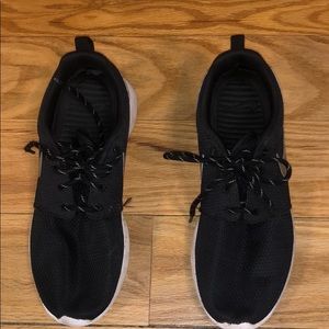 Nike Roshe Run Black Sneakers